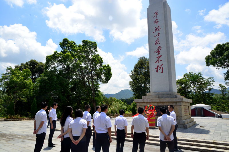 04瞻仰革命烈士紀(jì)念碑_副本.jpg